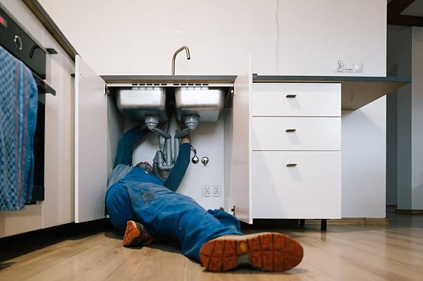 Professional Emergency Plumber technician working in Jenkintown, PA